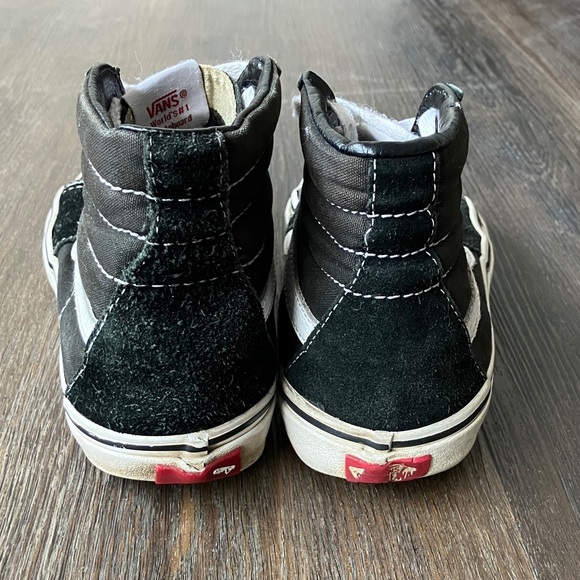 Vans Black and White Unisex Shoes - Picture 3 of 13